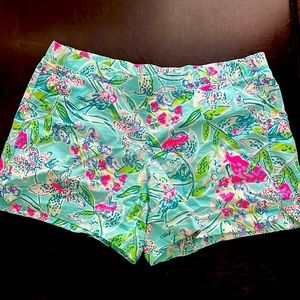 Lilly Pulitzer excellent condition pull on style shorts in size medium